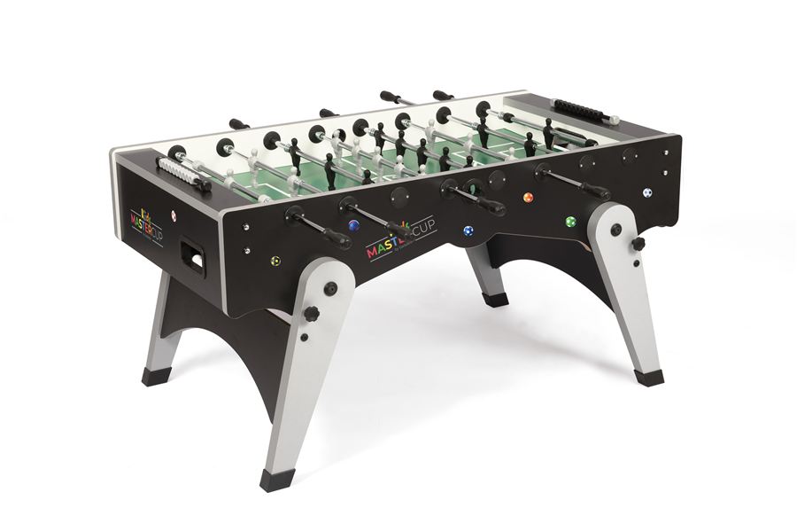 Schwarzer Kickertisch mit silbernen Beinen, mehreren Spielstangen und Spielfiguren, geeignet für Freizeit- oder Turnierspiele.